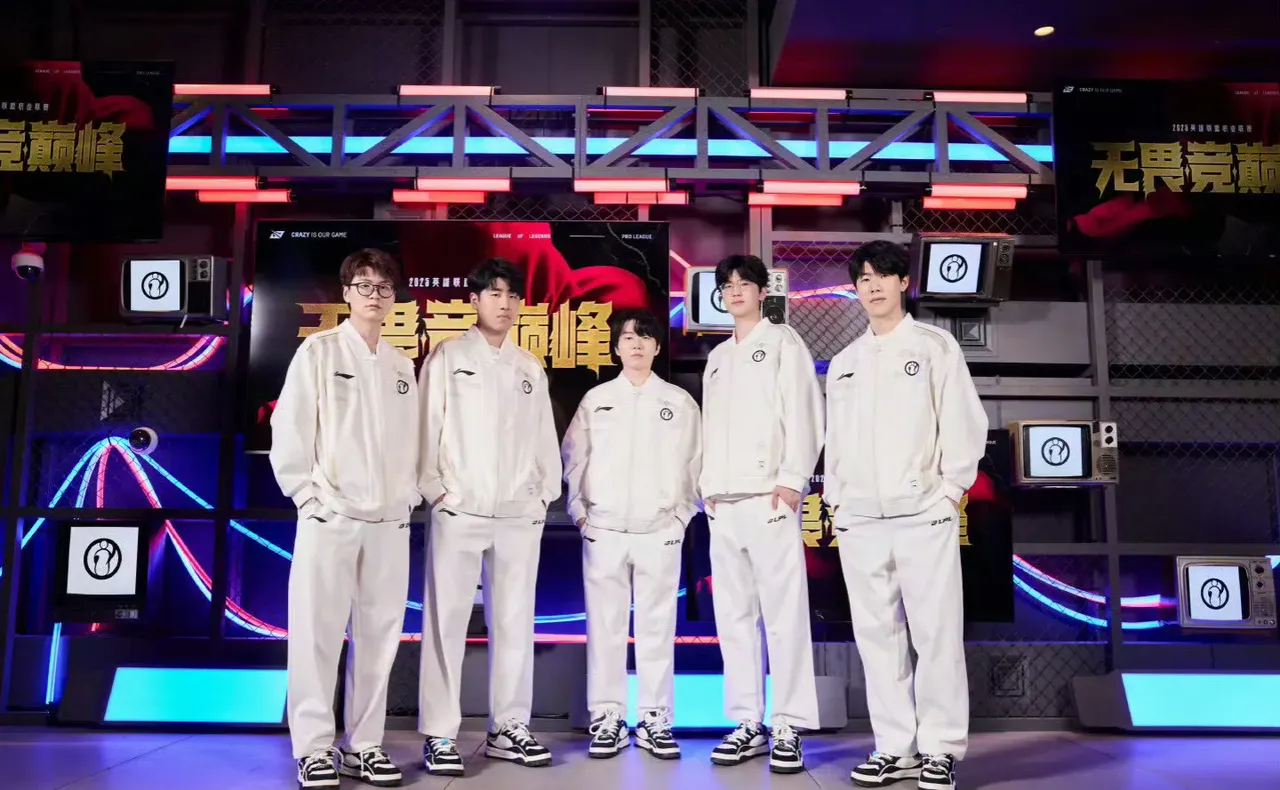 爱游戏在线-大比分获胜引发热议！，Rookie在G2比赛中败北赛场气氛高涨(rng打g2比分)