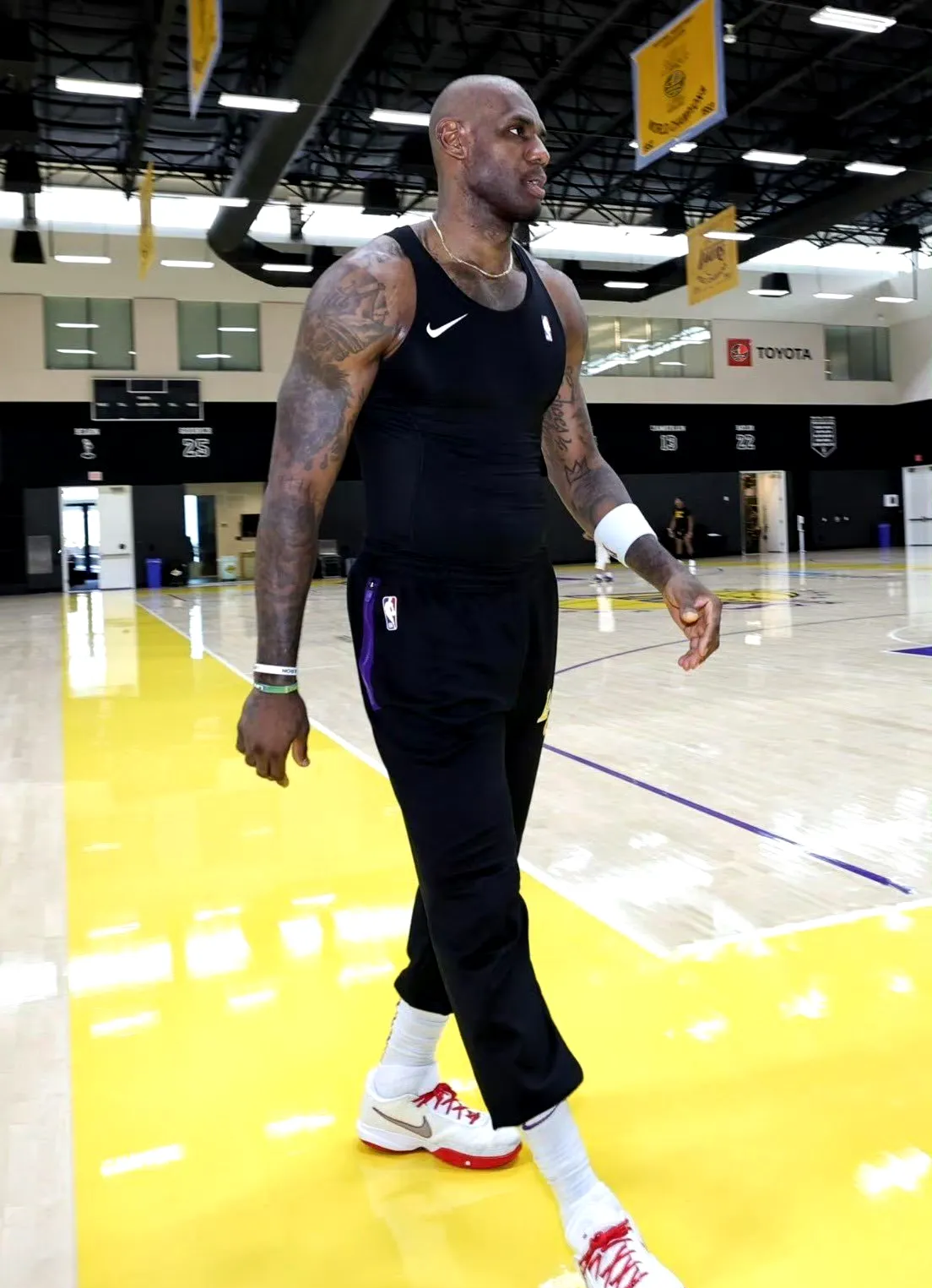 爱游戏线上-詹姆斯连续七场比赛得分超过表现优异，老鹰不断突破！观众掌声雷动的简单介绍