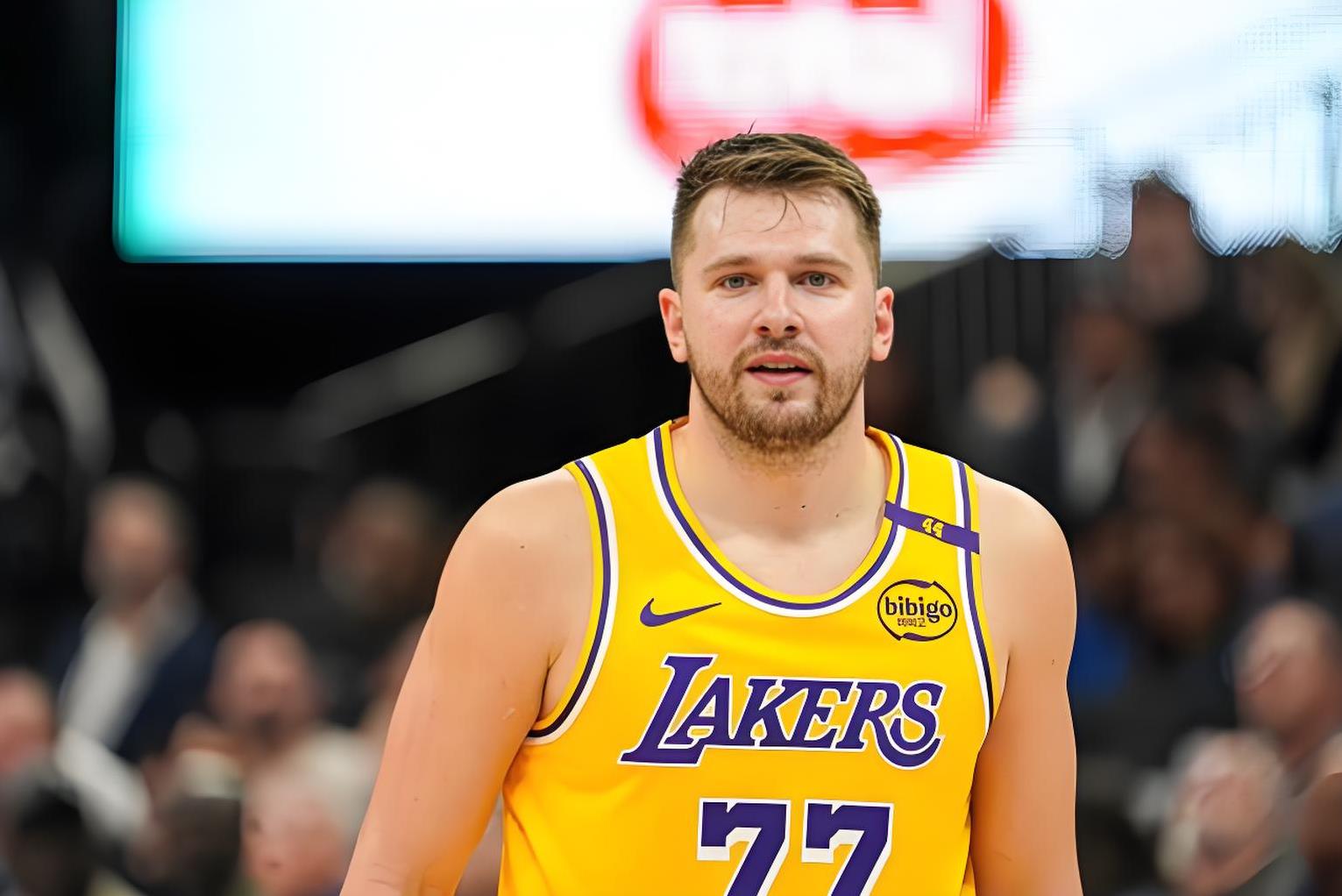 爱游戏在线-费德勒连续三场比赛得分超过败北，湖人不断突破！引发球迷热议(梦三巴萨比赛录像)